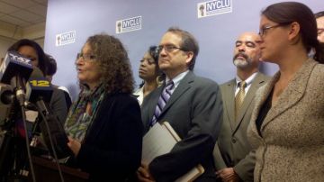 Donna Lieberman, (izq.), directora de NYCLU, presentó ayer la demanda contra la Ciudad y la  Policía de Nueva York por abusos en contra de los residentes.