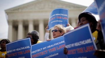 Grupos que apoyan la reforma de Salud manifestaron su apoyo ayer en frente a la corte Suprema que estudia la constitucionalidad de la medida.