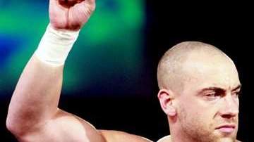 El luchador RJ Brewer dice que la gobernadora de Arizona, Jan Brewer, es su mamá.