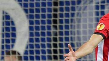 Fernando Llorente, del Athletic de Bilbao, venció ayer dos veces al portero del Schalke, Timo Hildebrand, en cotejo por la Liga Europa  en Gelsenkirchen, Alemania.