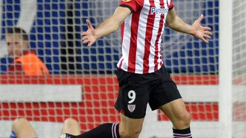 Fernando Llorente, del Athletic de Bilbao, venció ayer dos veces al portero del Schalke, Timo Hildebrand, en cotejo por la Liga Europa  en Gelsenkirchen, Alemania.