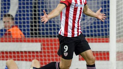 Fernando Llorente, del Athletic de Bilbao, venció ayer dos veces al portero del Schalke, Timo Hildebrand, en cotejo por la Liga Europa  en Gelsenkirchen, Alemania.