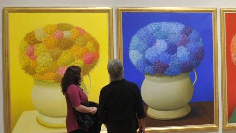 Visitantes observan parte de la muestra "Fernando Botero, Una Celebración", que se inauguró en el Palacio de Bellas Artes, en la capital mexicana.
