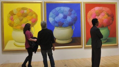 Visitantes observan parte de la muestra "Fernando Botero, Una Celebración", que se inauguró en el Palacio de Bellas Artes, en la capital mexicana.