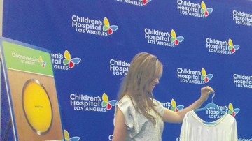 Cely Ledesma sostiene el vestido donado por Jenni Rivera (der.)