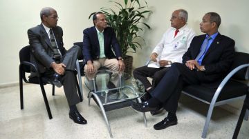 El director del hospital Luis E. Aybar, doctor Julio Manuel Rodríguez Grullón, segundo a la derecha, conversa con miembros de la comisión investigadora de los actos  proselitistas ocurridos en el nosocomio.