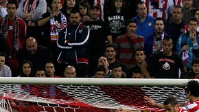 Falcao (centro arriba), de Atlético de Madrid, conecta de cabeza ante la salida del portero Robert   Zieler.