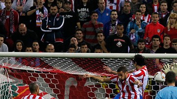 Falcao (centro arriba), de Atlético de Madrid, conecta de cabeza ante la salida del portero Robert   Zieler.