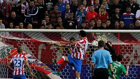 Falcao (centro arriba), de Atlético de Madrid, conecta de cabeza ante la salida del portero Robert   Zieler.