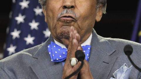 El congresista Charles Rangel fue hospitalizado por problemas en la espalda.