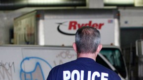 Para solicitar, toda persona debe ser ciudadano americano, entre las edades de 18-36 años, hablar inglés y poseer un bachillerato en cualquier especialidad.