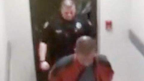 En el video se ve a Zimmerman mientras es escoltado por policías.