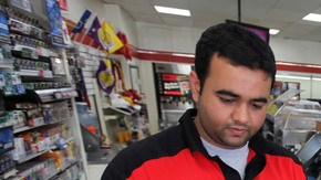 Una mujer compra sus boletos del 'gordo' en una tienda del centro angelino.
