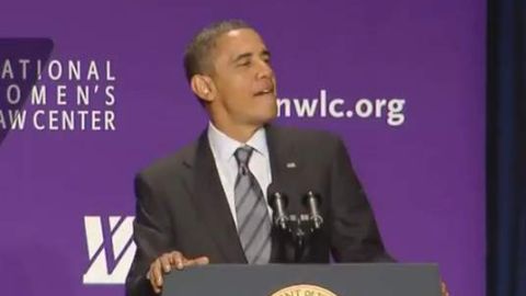 Obama mientras 'interpreta' Born This Way de Lady Gaga.
