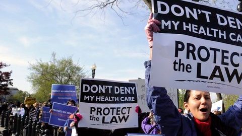 Grupos a favor de la reforma de salud protestaron esta semana en las afueras de la Corte Suprema, en Washington.