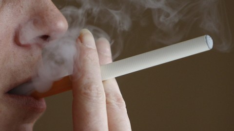 Los pacientes con cáncer pueden necesitar ayuda para dejar el cigarrillo.