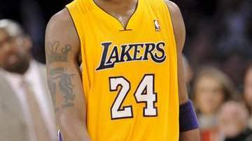 Aunque no fue su mejor juego, Kobe Bryant se muestra feliz con la victoria.