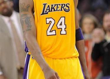 Aunque no fue su mejor juego, Kobe Bryant se muestra feliz con la victoria.