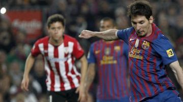 Messi al momento de cobrar el penal con el que marcó gol en el encuentro de hoy frente al Athletic.