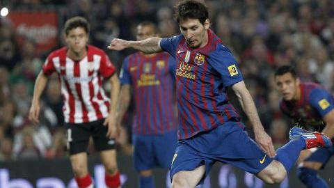 Messi al momento de cobrar el penal con el que marcó gol en el encuentro de hoy frente al Athletic.