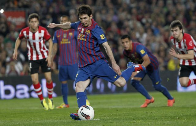 Messi al momento de cobrar el penal con el que marcó gol en el encuentro de hoy frente al Athletic.