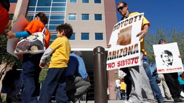 Las manifestaciones en  Phoenix en contra de la polémica Ley SB1070 continúan y se han sumado líderes de varios países.
