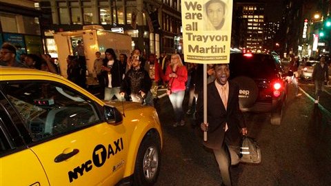 Activistas exigen justicia en el caso del asesinato del adolescente afroamericano Trayvon Martin.