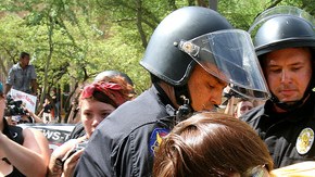 La controversial ley SB1070 ha sido el marco de multiples protestas las cuales han resultado en arrestos a nivel nacional.