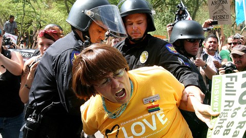 La controversial ley SB1070 ha sido el marco de multiples protestas las cuales han resultado en arrestos a nivel nacional.