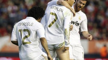 El delantero del Real Madrid, Cristiano Ronaldo, se duele tras sufrir una falta en el partido de ayer contra el Osasuna.