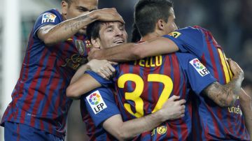 Jugador del Barcelona celebran la victoria del conjunto culé sobre el Athletic de Bilbao anoche en el estadio del Camp Nou.