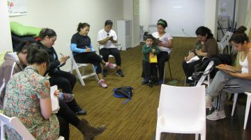 Immigrant Movement en Corona Queens, la comunidad se reúne en este espacio por diferentes razones, este grupo de mujeres está trabajando en la idea de crear un periódico local con historias de immigración.