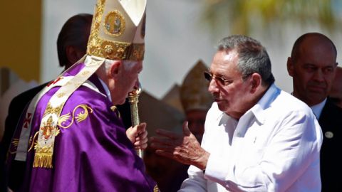 El líder cubano Raúl Castro, derecha, accedió al pedido que le hiciera el papa Benedicto XVI durante su histórica visita de tres días a la isla.