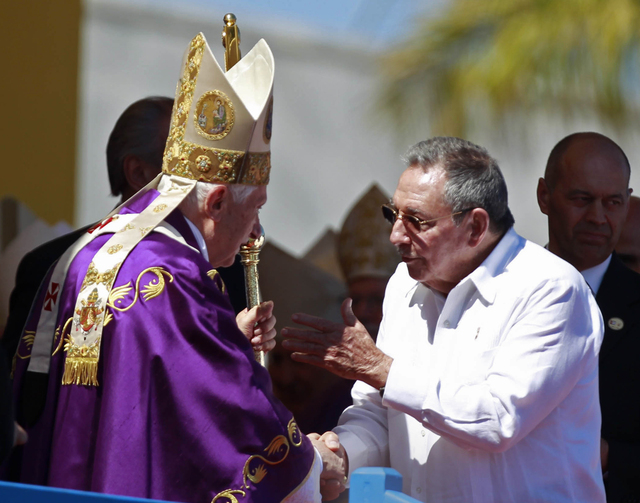 El líder cubano Raúl Castro, derecha, accedió al pedido que le hiciera el papa Benedicto XVI durante su histórica visita de tres días a la isla.