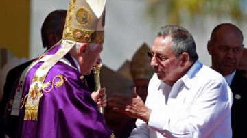 El líder cubano Raúl Castro, derecha, accedió al pedido que le hiciera el papa Benedicto XVI durante su histórica visita de tres días a la isla.