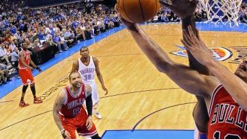 El jugador de los Thunder, Kendrick Perkins, intenta evitar la canasta del jugador de los Bulls, Joakim Noah.
