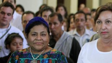 Hoy se celebró una liturgia en honor de los 10 rehenes que serán liberados por las FARC, con la presencia de la exsenadora colombiana Piedad Córdoba (d), y la guatemalteca Premio Nobel de Paz 1992, Rigoberta Menchú (i), en la catedral de Villavicencio, en Colombia.