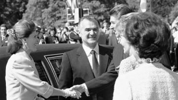En esta imagen de archivo, Miguel de la Madrid (al centro) recibiendo en México al expresidente de EE.UU., Ronald Reagan.