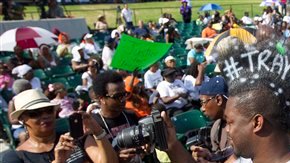 Como ya se va haciendo costumbre, este fin de semana miles de personas marcharon exigiendo que se haga justicia en el caso de la muerte de Trayvon Martin. Este domingo, miles se dieron cita en Miami,
