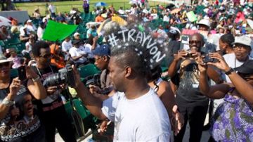 Como ya se va haciendo costumbre, este fin de semana miles de personas marcharon exigiendo que se haga justicia en el caso de la muerte de Trayvon Martin. Este domingo, miles se dieron cita en Miami,