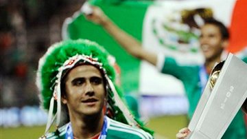 Los aztecas celebran el título obtenido ante el duro rival catracho