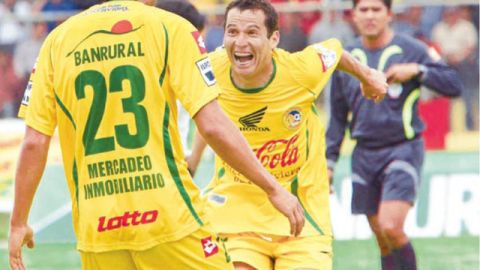 Francisco Aguilar (der.)  celebra el gol de la victoria de Marquense  sobre Petapa conseguido en los descuentos y que valió el liderato.