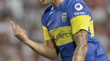 Santiago Silva celebra tras anotar ayer su primer gol con  el Boca Juniors.