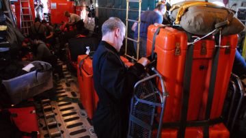 La Guardia Costera estadounidense, ayer,   preparándose para llevar ayuda médica a la tripulación del yate Clipper Venture 6.