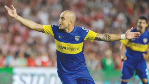 El uruguayo Santiago Silva grita el primero de Boca, camino de una victoria contundente en el campo de Estudiantes de La Plata.
