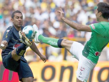 Daniel Montenegro, izquierda, de las Águilas, y Héctor Morales, derecha, de Monterrey, se pelean el control del balón durante el encuentro dominical.