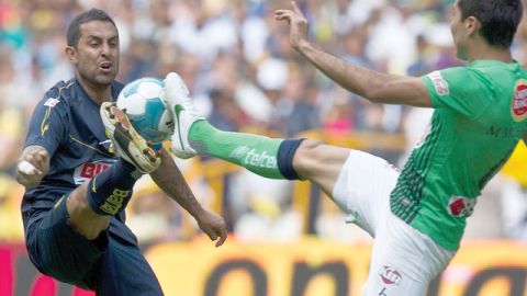 Daniel Montenegro, izquierda, de las Águilas, y Héctor Morales, derecha, de Monterrey, se pelean el control del balón durante el encuentro dominical.
