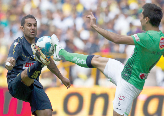 Daniel Montenegro, izquierda, de las Águilas, y Héctor Morales, derecha, de Monterrey, se pelean el control del balón durante el encuentro dominical.