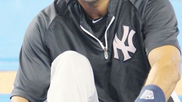 Derek Jeter, de los Yankees, calienta antes del partido de ayer en Florida.