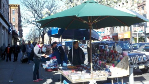 Vista de un sector de la avenida St. Nicholas, donde vendedores ambulantes trabajan para conseguir el sustento diario.